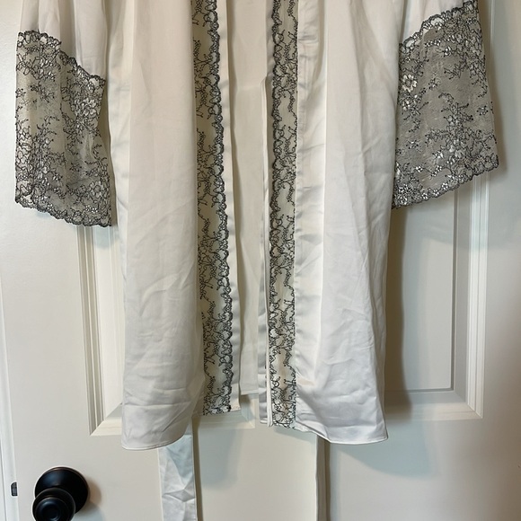 Flora Nikrooz white lace satin wrap robe - Picture 6 of 9